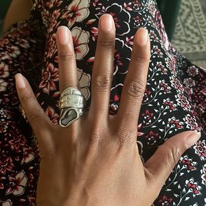 Uno de 50 “Eye of the Crocodile” Ring